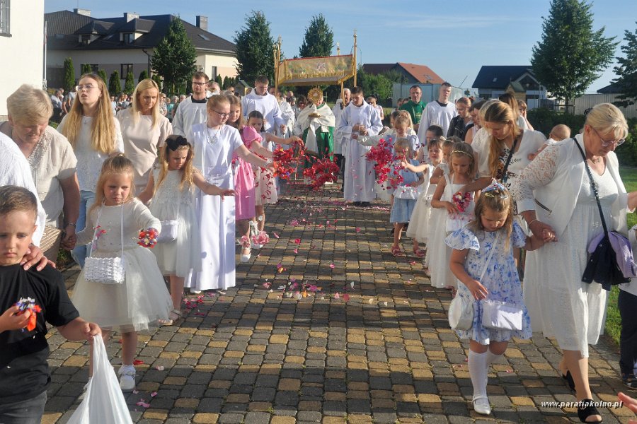64 Procesja eucharystyczna.jpg